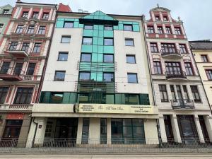 un grand bâtiment avec un panneau à l'avant dans l'établissement I&M Apartments Swiętego Mikołaja Wrocław, à Wrocław