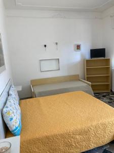 - une chambre avec 2 lits et une commode dans l'établissement Dimora AnVi, à Bari