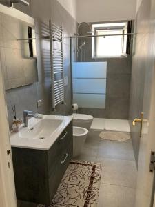 La salle de bains est pourvue d'un lavabo et de toilettes. dans l'établissement Dimora AnVi, à Bari