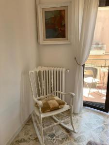 mecedora sentada en una habitación con ventana en Dimora AnVi, en Bari