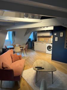 sala de estar con sofá y mesa en Duplex atypique au cœur de Mulhouse, en Mulhouse
