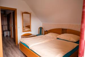 Rúm í herbergi á Urlaub für Mensch und Tier - Appartements Pirkhof