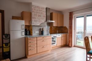 Eldhús eða eldhúskrókur á Urlaub für Mensch und Tier - Appartements Pirkhof