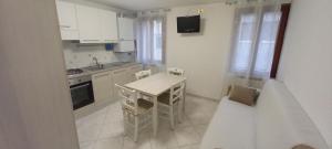 Dapur atau dapur kecil di Begio Apartments +12 gambar