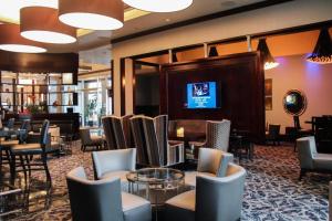 um lobby de um hotel com cadeiras e mesas em Ultimate Las Vegas Getaway One Bedroom Suite with Balcony, Kitchen, Gym, Pool & Free Parking em Las Vegas