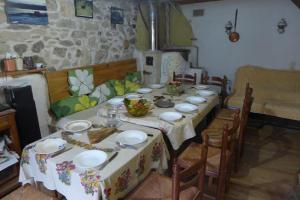 a long table with plates and bowls on it at ecogite Estien in Boussenac