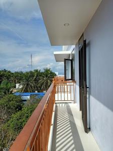 a balcony of a house with a view of the ocean at Khách Sạn Toàn Uy - Đảo Phú Quý in Cu Lao Thu
