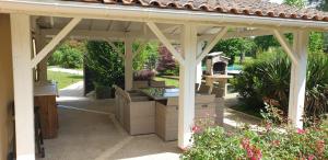 Ogród w obiekcie Belle maison de vacance avec piscine
