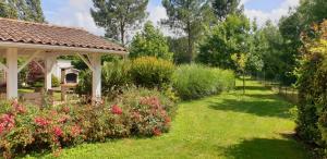 Ogród w obiekcie Belle maison de vacance avec piscine