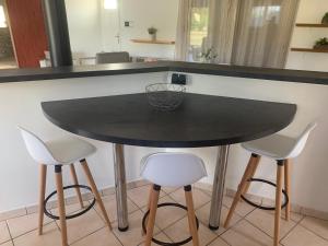 Zdjęcie z galerii obiektu Belle maison de vacance avec piscine w mieście Ménesplet