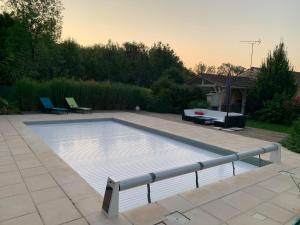 een groot zwembad in een achtertuin met bij Belle maison de vacance avec piscine in Ménesplet