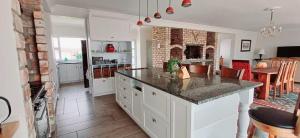 Kuchyň nebo kuchyňský kout v ubytování Sunbay + 16 fotografií