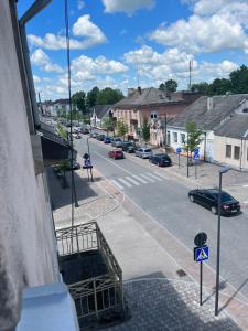 Una vista de una calle de la ciudad con coches en la carretera. en Centro apartamentai, en Kalvarija 3 fotos más