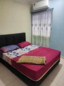 Postel nebo postele na pokoji v ubytování Homestay Cikgu Zedi Hulu Langat