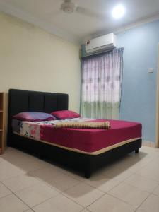 Postel nebo postele na pokoji v ubytování Homestay Cikgu Zedi Hulu Langat