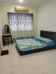 Postel nebo postele na pokoji v ubytování Homestay Cikgu Zedi Hulu Langat