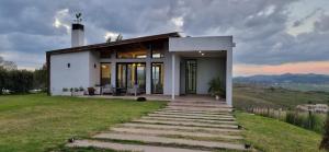 une maison au sommet d'une colline herbeuse avec dans l'établissement Séptimo Día, à Tandil