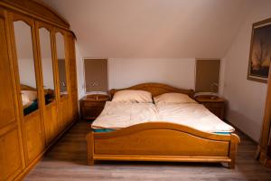 Rúm í herbergi á Urlaub für Mensch und Tier - Appartements Pirkhof