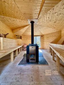 una grande camera con stufa in una casa di legno di Summer Cabin Nesodden sauna, ice bath tub, outdoor bar, gap hut a Brevik