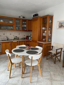 Kuchyň nebo kuchyňský kout v ubytování Apartment Efi