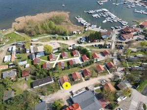 una vista aérea de una pequeña ciudad con puerto deportivo en Przystań Wilkasy, en Wilkasy