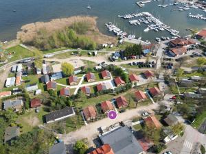 una vista aérea de una pequeña localidad junto a un puerto deportivo en Przystań Wilkasy, en Wilkasy