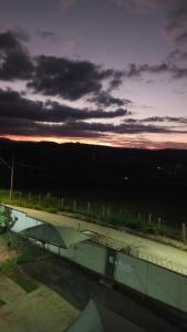 Blick auf einen Tennisplatz bei Sonnenuntergang in der Unterkunft Betim paraíso in Betim