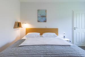 ein Schlafzimmer mit einem großen Bett mit zwei Kissen in der Unterkunft Windrose in Drelsdorf