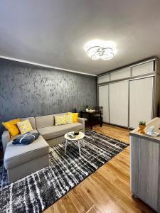 sala de estar con sofá y mesa en S&S Apartment Studio at Ground Floor Timisoara Town !!!, en Timisoara