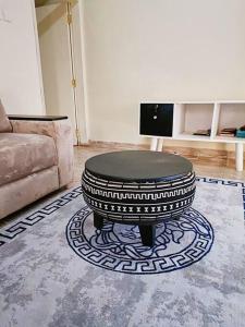 sala de estar con sofá y mesa de centro en Amaryllis homes , within city centre,near River Nile, en Jinja