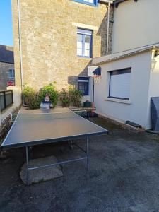un tavolo da ping pong in un parcheggio di Proche du Mont Saint Michel Appartement de vacances a Roz-sur-Couesnon