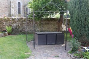 Ogród w obiekcie La Vallée Appartement Proche du Mont Saint Michel