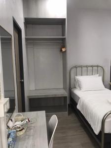 um quarto com uma cama e uma mesa de vidro em ONE DD HOMES em Udon Thani
