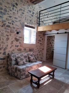 - un salon avec un canapé et une table dans l'établissement La Grange de Sabatas, à Chomérac