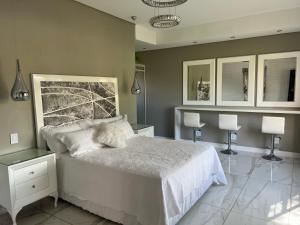 Postel nebo postele na pokoji v ubytování Swan Lake Suites