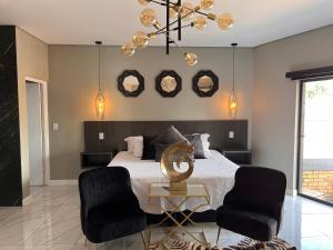 Posezení v ubytování Swan Lake Suites