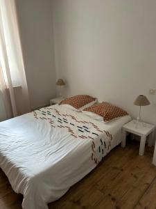 Posteľ alebo postele v izbe v ubytovaní Maison mitoyenne dans quartier calme