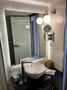 A bathroom at Blue Elegance City Center Heraklion Apartment