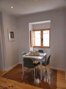 uma sala de jantar com mesa e cadeiras em Flor da Laranjeira em Elvas