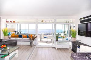 a living room with a view of the ocean at Wiet Kieker - mit bestem Meerblick in Sierksdorf