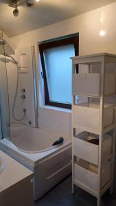 een badkamer met een bad, een douche en een wastafel bij Village U33 in Jabbeke