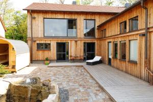 una casa in legno con terrazza e panca di Fernwohl Kürnbach a Kürnbach