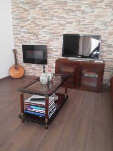 sala de estar con TV y mesa de centro en JAC-Lovely new apartment in Horta Faial Island, en Horta