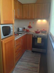 una cucina con piano cottura e forno a microonde di JAC-Lovely new apartment in Horta Faial Island a Horta