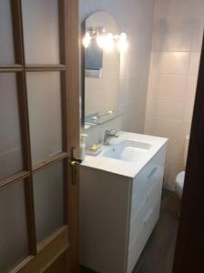 bagno con lavandino e specchio di JAC-Lovely new apartment in Horta Faial Island a Horta