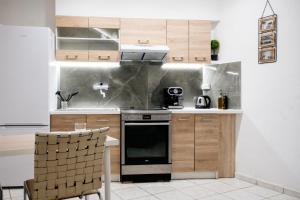 uma cozinha com armários de madeira e um forno com placa de fogão em Joseph Seaside Apartment em Heraclião