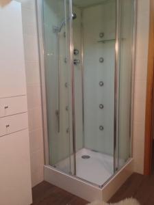 y baño con ducha y mampara de cristal. en JAC-Lovely new apartment in Horta Faial Island, en Horta