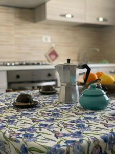 - une théière sur une table dans la cuisine dans l'établissement Ca' Fontanini, à Luni