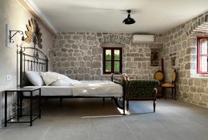 um quarto com uma cama numa parede de pedra em Stone house 264 em Kotor