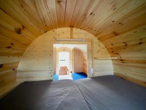 Holzhütte J22 groß في رايشناو: غرفة صغيرة بسرير في كابينة خشبية